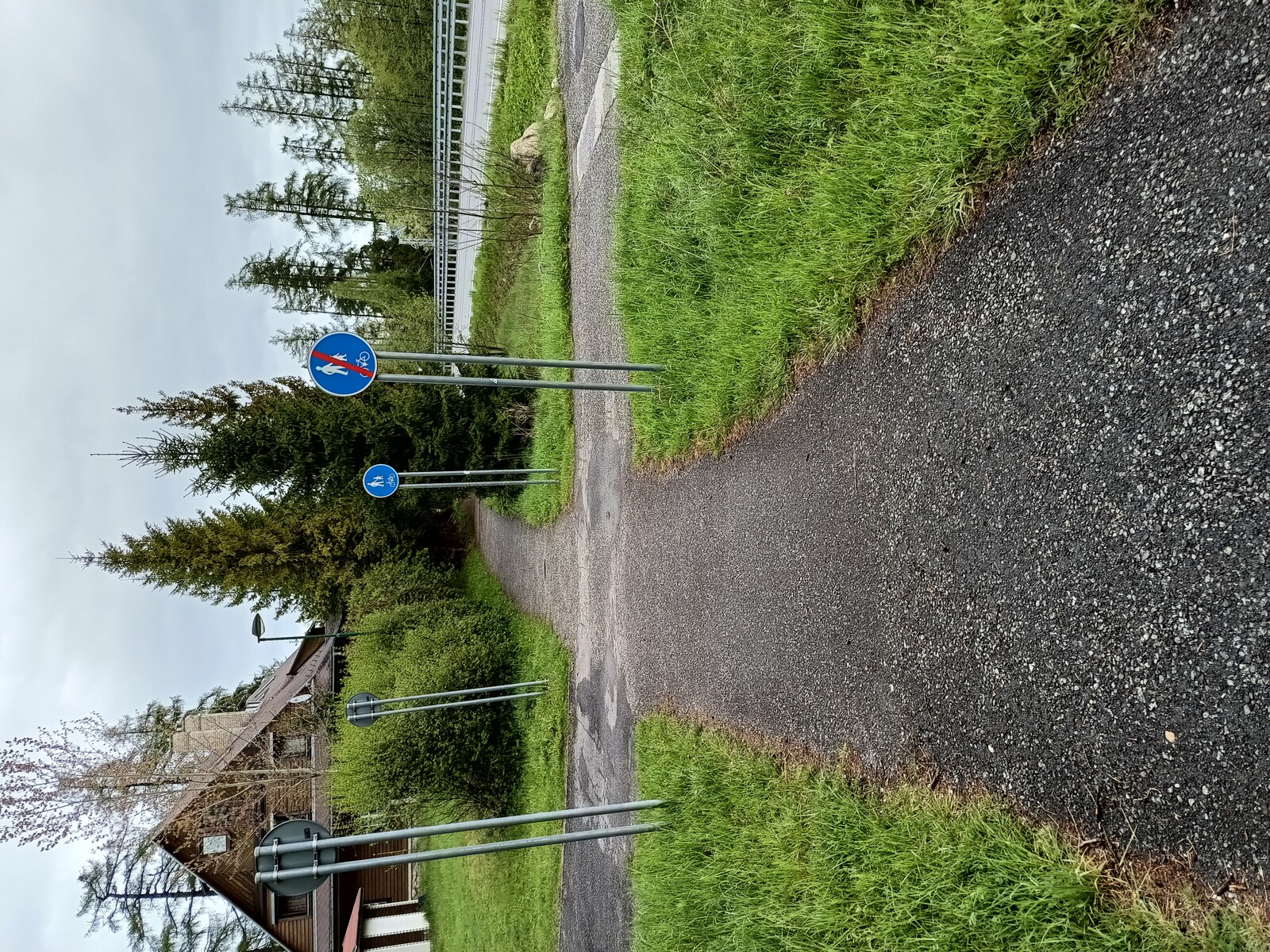 Čtyři značky na dvou metrech.
