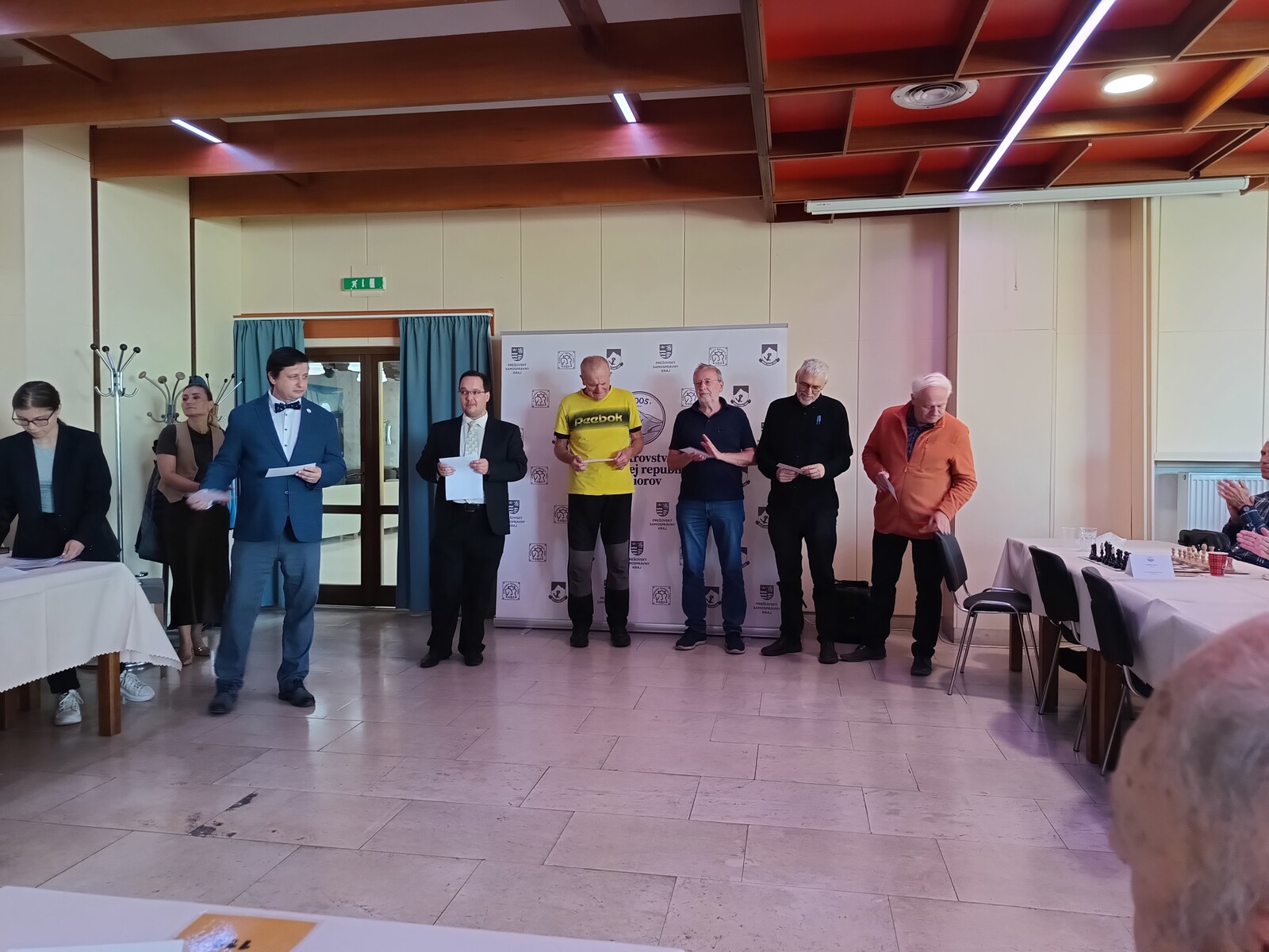 Jirkovi se dařilo. Bral tři ceny.Já vše zkazil poslední partií.